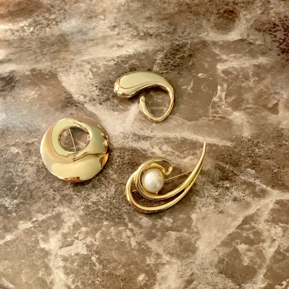 Set of 3 golden brooches